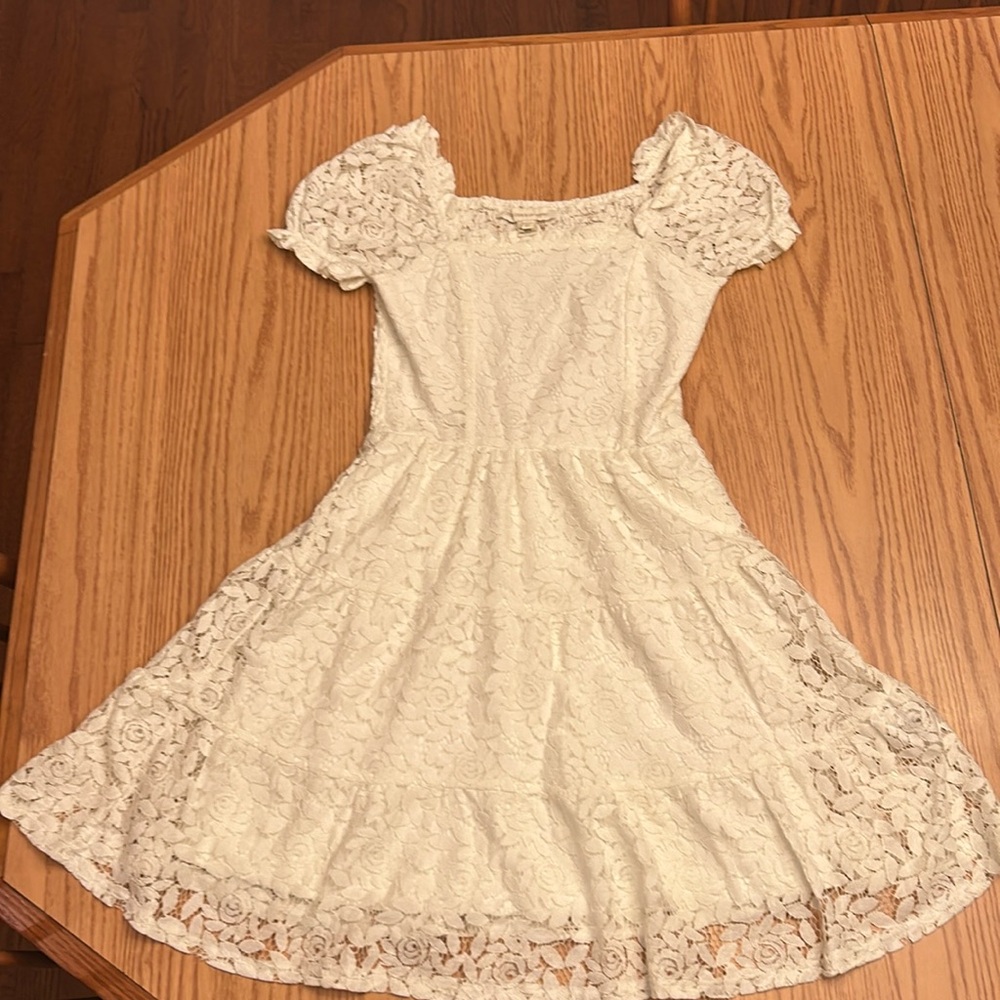 Monteau Los Angeles Short Sleeve Lace cream dress